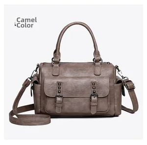 Détails du sac messager rétro camel avec texture cuir et boucles à rivets décoratives