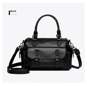 Détail du sac à main noir en similicuir avec boucles et rivets de style vintage