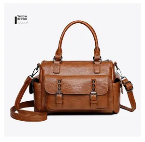 Détails du sac à main en cuir PU marron jaune montrant les rivets et la boucle en métal