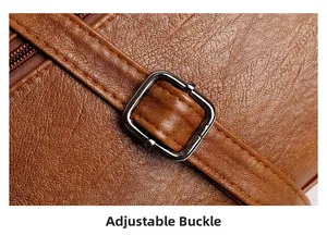 Détail du sac en cuir marron avec bandoulière réglable et boucle en métal argenté brillant