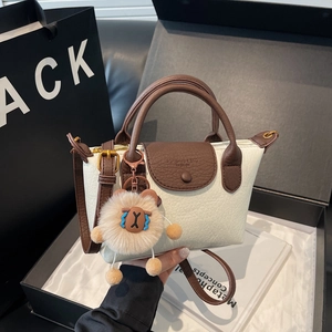 Farbblock-Damentasche mit Bärenanhänger in Geschenkbox, Umhängetaschendesign