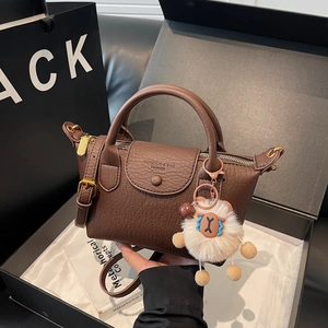 Braune Umhängetasche mit beige Plüschschaf-Anhänger in einer edlen Geschenkbox-Set