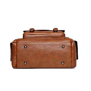 Sac bandoulière vintage marron avec pieds métalliques de protection sur base solide