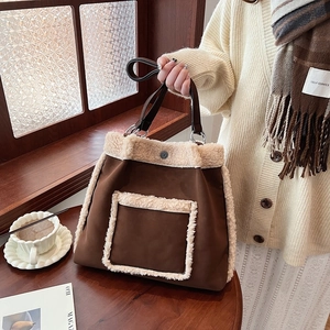 Retro large capacity tote bag with brown suede and fleece trim for winter casual style