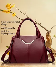 Detail van de wijnrode lederen tas met zilveren accenten in herfstsetting