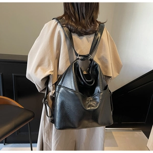 Rückansicht eines schwarzen Rucksacks aus weichem Leder mit Lychee-Narbung und Metallverbindung
