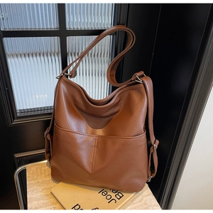 Details der braunen Vintage-Hobo-Tasche mit mehreren Gurten und Kieselmaserung