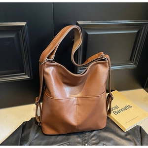 Detailansicht der karamellbraunen Ledertasche mit großen Taschen und Struktur
