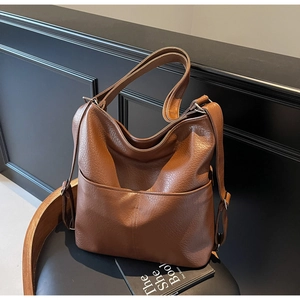 Detailaufnahme von braunem Leder mit Lychee-Maserung an einer Multifunktionstasche