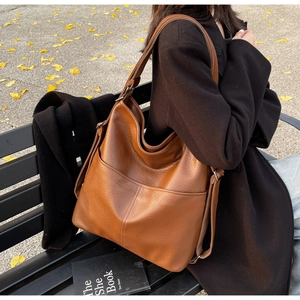 Detailaufnahme der dunkelbraunen Retro-Ledertasche mit strukturierter Litschi-Maserung