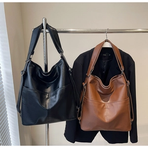 Details von Hobo-Taschen aus weichem Leder in Schwarz und Braun mit verstellbaren Trägern