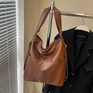 Vintage braune große PU-Leder Tragetasche hängend mit schickem Styling präsentiert