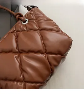 Détail d'un cabas matelassé caramel en cuir PU souple avec des bretelles fines et douces