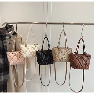Sacs seaux matelassés en cinq couleurs suspendus pour une collection mode d'hiver