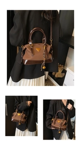 Details einer Vintage-Einkaufstasche mit braunem Kontrastleder und goldenem Dreieckslogo