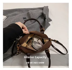 Geräumiges Innenleben der dunkelbraunen matten Lederhandtasche mit viel Platz für Kosmetik