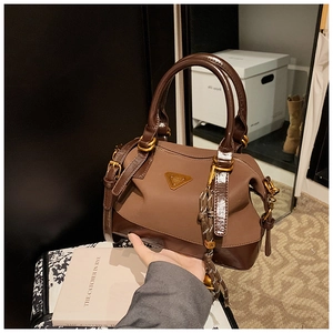 Detailansicht der braunen Handtasche aus Nylon und Kunstleder mit dreieckigem Metalllogo