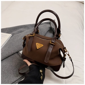 Detailaufnahme der dunkelbraunen Canvas Boston Bag mit Lederbesatz und Goldlogo