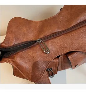 Detailaufnahme des Sicherheitsnadel-Reißverschlusses an brauner Vintage-Ledertasche