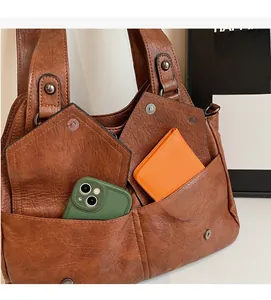 Detail der braunen Vintage-Einkaufstasche mit großen Taschen und Innenraum für das Handy