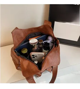 Draufsicht auf das geräumige Innenleben der braunen Shopper-Tasche aus genarbtem Leder