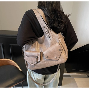 Detailansicht der Vintage-Tragetasche aus Weichleder mit Taschen und Nieten