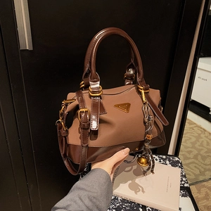 Vintage-Handtasche in Braun mit goldenem Dreieckslogo und Quasten-Akzent für Damen