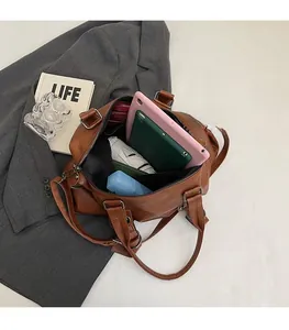 Vue détaillée de l'intérieur spacieux d'un sac cabas marron montrant sa grande capacité