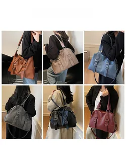 Détail de grands sacs cabas en cuir en six couleurs avec bandoulières et anneaux en D