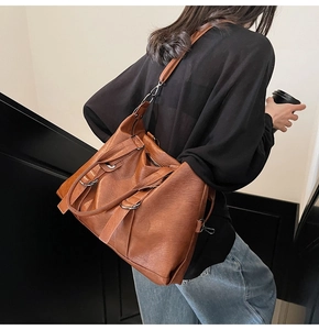 Sac fourre-tout en cuir marron vue latérale avec finition texturée et bandoulière réglable