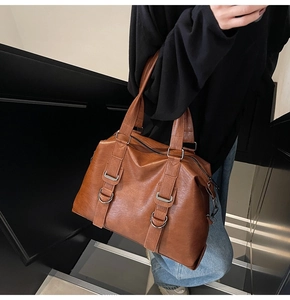 Détail d'un grand sac cabas vintage marron avec texture PU fine et anneau en D argenté