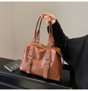 Détail du sac cabas en cuir PU marron avec anneaux métalliques et lanières en cuir