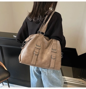 Détail du sac cabas kaki avec texture cuir vintage et boucles métalliques argentées