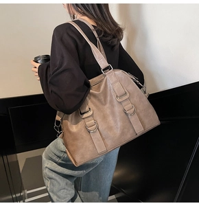 Vue latérale du grand sac cabas vintage marron montrant sa capacité et boucles métalliques