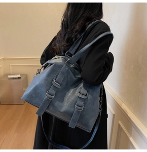Détail du grand sac cabas bleu sarcelle avec boucle métallique et bandoulière sur mannequin