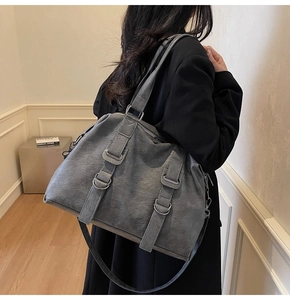 Détail du grand sac cabas gris anthracite vintage en similicuir texturé à deux anses