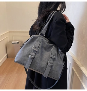 Détail du grand sac cabas gris vintage avec boucles métalliques et similicuir texturé souple