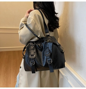 Détail du grand sac cabas noir en cuir PU avec boucles élégantes et anneaux métalliques