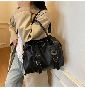 Vue latérale du sac fourre-tout en cuir synthétique noir plissé avec boucle en métal