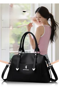 Vue détaillée du sac cabas en cuir grainé noir avec boucles métalliques argentées