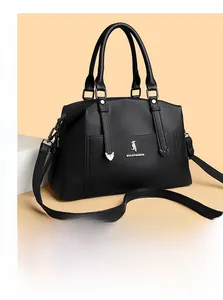 Détail du sac cabas noir à grain de litchi avec logo oiseau argenté et bandoulière réglable