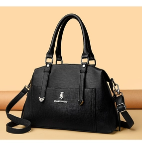 Détail du sac cabas noir grainé avec logo argenté et bandoulière réglable amovible