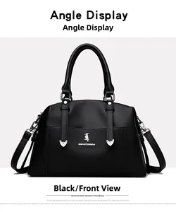 Vue détaillée du sac à main noir en cuir grainé avec finitions en métal en cœur