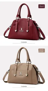 Détails de sacs cabas bordeaux et kaki en cuir grainé avec logo kangourou et finitions or