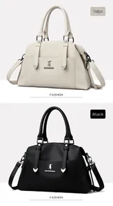 Détail de la texture cuir et logo kangourou en métal sur sacs fourre-tout ivoire et noir