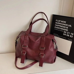Grand sac à main bordeaux en cuir grainé avec bandoulière amovible et double poignée