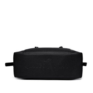 Sac fourre-tout minimaliste en cuir noir grainé avec logo embossé sur fond blanc