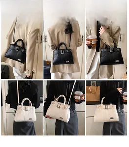 Vues détaillées du sac à main clouté élégant en noir et blanc porté par un mannequin