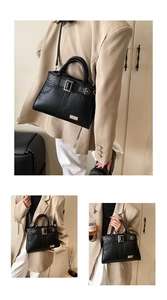 Vue détaillée du sac en cuir noir à rivets avec clous argentés et boucle métallique