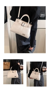 Détails du sac à main blanc orné de clous, sangles en cuir et texture de qualité supérieure